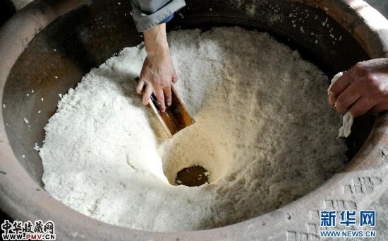 一位师傅用蒸好的糯米制作酒醅（10月17日摄）。
