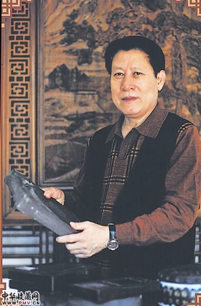 刘红军展示他收藏的砚台。