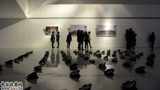 艺术家用108位男子探寻身体、身份与权力的关系。