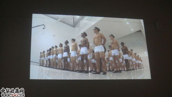 艺术家用108位男子探寻身体、身份与权力的关系。