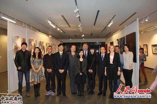 参展艺术家与策展人、主办方工作人员合影