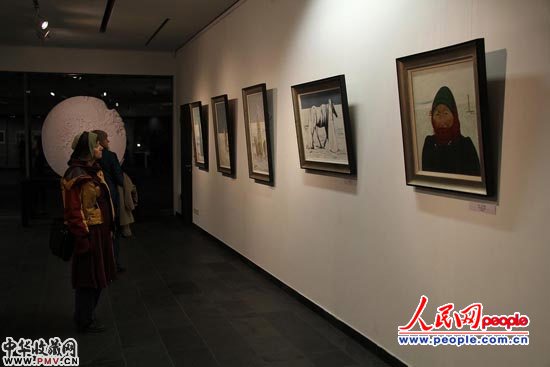 德国观众在认真观看中国当代艺术作品