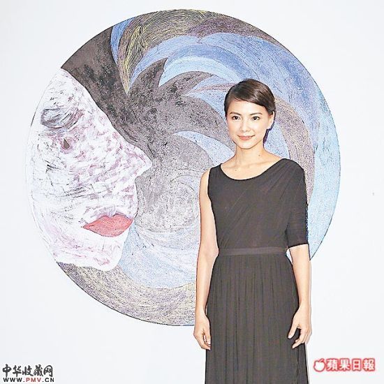 李心洁穿着黑色典雅长洋装,为自己的画展揭幕