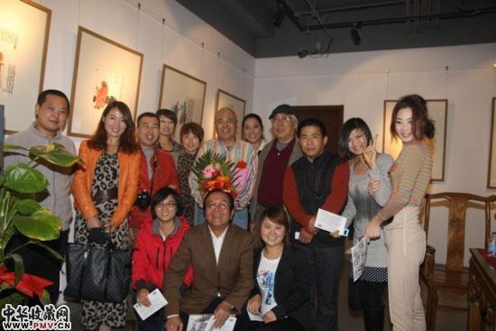 展览现场艺术家合影