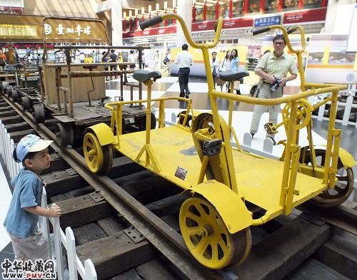 10月24日,市民在“台铁文物特展”上参观人力巡道车。