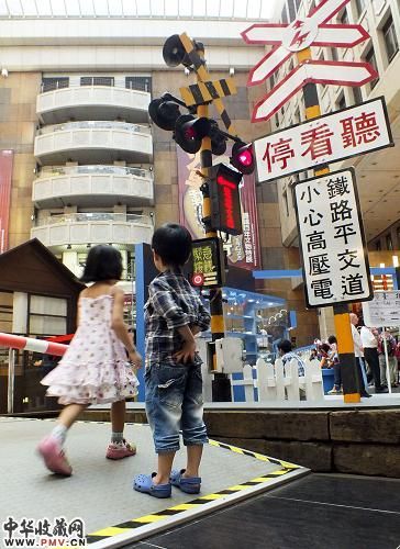 10月24日,市民参观“台铁文物特展”。新华社发