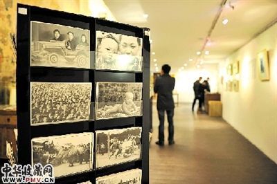 展览上很多老照片记录了北京的变迁。本报记者 胡雪柏 摄