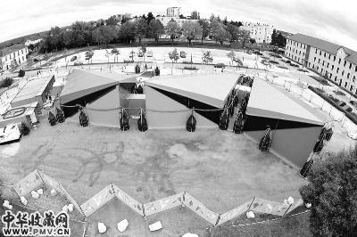 采用庙会和流动马戏大篷概念的蓬皮杜中心流动展厅