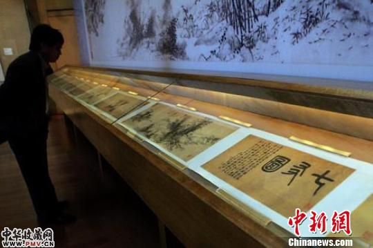 一位游客在静静观赏难得一见的《七君子图》。 　李克祥　摄