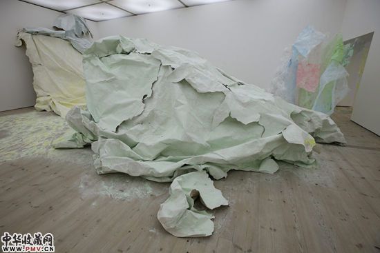 Karla Black的装置“More of the Day ”