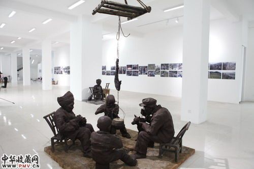 以湘西苗寨农民生活为题材的雕塑作品