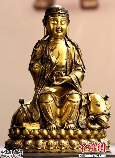 图为今天开箱的“普贤菩萨”像，此像头戴发箍，头发后梳并结辫垂肩，面相宽大饱满，神态慈和宁静。上身披袈裟，下身着僧裙，衣纹写实，衣缘上刻有精美花纹。善跏趺坐于象背，双手置胸前结印。象卧于莲花座上，象嘴露出六牙。莲座后刻有铭文：“大明嘉靖十一年正月初八日父讳日男陈佐发心追造。”造型端庄，做工精细，品相完好，为明代晚期造像难得精品。陈立宇 摄