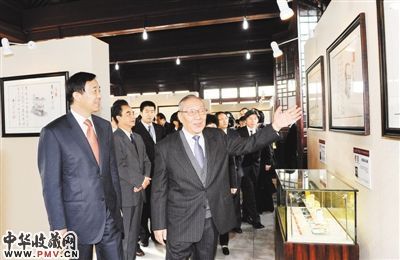 图为薄熙来陪同李岚清参观艺术展。 记者 巨建兵 摄 