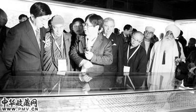 嘉宾在观看展品。