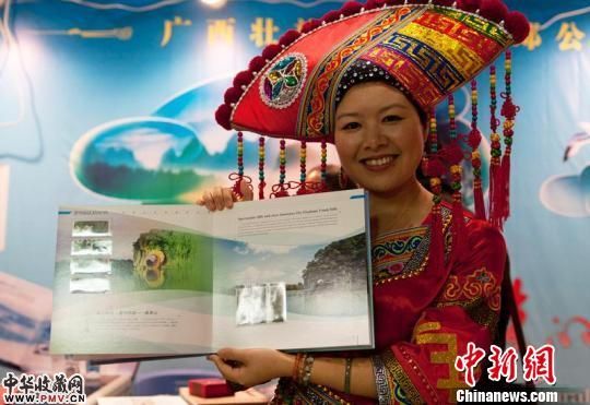 第27届亚洲国际邮展无锡开幕 53国珍稀邮品亮相。　李一芳　摄