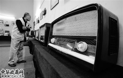 刘子文收藏的古董收音机。刘力勤 龚名扬 摄