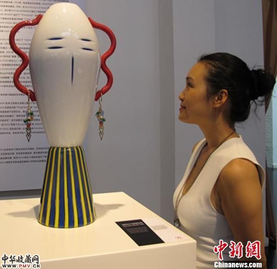 图为由丰富多彩的玻璃制作而成的人形图案，并佩戴有彩色耳环。