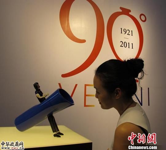 图为融入巴西文化元素的作品，将手工制作的玻璃玩偶应用于花瓶或枝形吊灯的设计中，产生一种明快、有趣的效果。