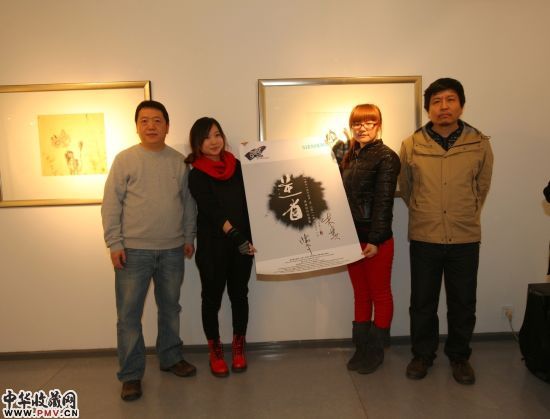 陈钟与策展人朱其(右一)