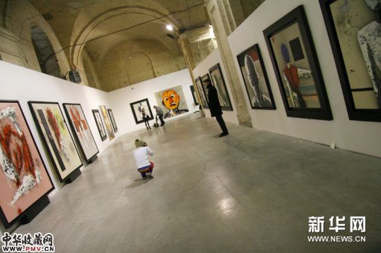 在乌克兰首都基辅阿森纳博物馆，观众们参观国际当代艺术60周年纪念展。