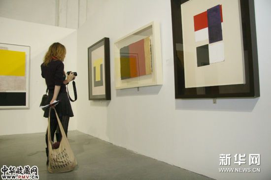 在乌克兰首都基辅阿森纳博物馆，观众们参观国际当代艺术60周年纪念展。