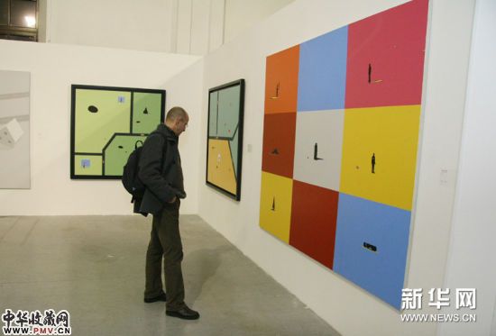 在乌克兰首都基辅阿森纳博物馆，观众们参观国际当代艺术60周年纪念展。