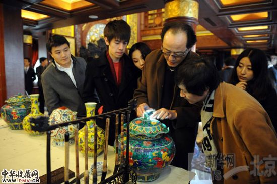  11月27日，观众参观2011金秋文化珍藏盛典参展收藏品。