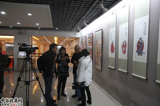 马海方与媒体交谈。