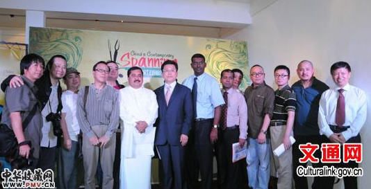 艾克纳亚克部长、中国驻斯使馆任发强参赞等于代表团成员合影。