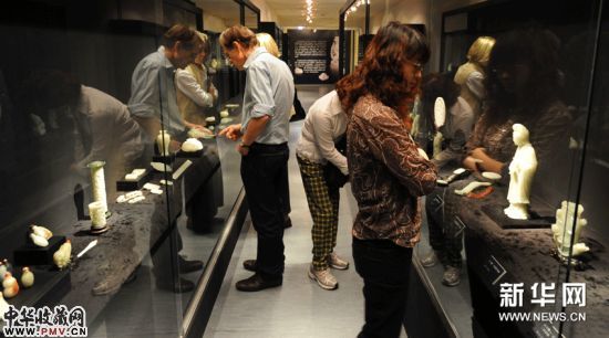 11月29日，观众在台北历史博物馆参观玉器精选展。
