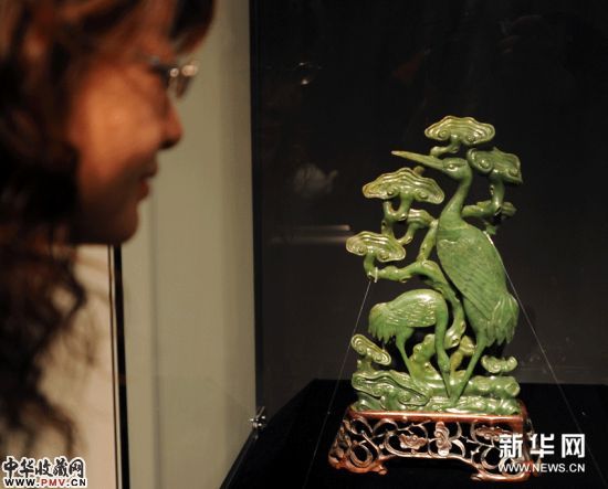 11月29日，观众在台北历史博物馆观赏碧玉雕仙鹤灵芝。