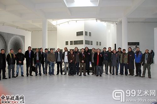 展览现场开幕式中到场批评家与艺术家合影。