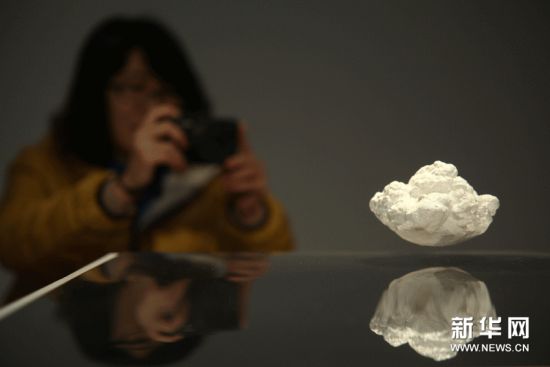 12月3日，观众在欣赏艺术家蔡志松创作的艺术作品《浮云》。