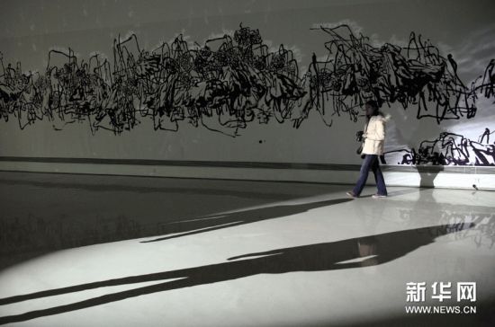 12月3日，观众在欣赏艺术家潘公凯创作的艺术作品《融》。