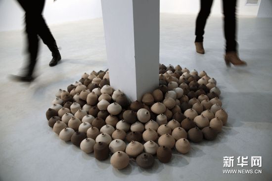 12月3日，观众在欣赏艺术家杨茂源创作的艺术作品《器》。