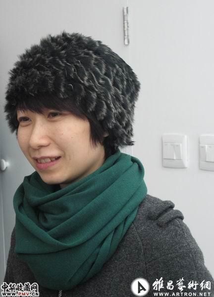 胡柳在展览现场 摄影：裴刚