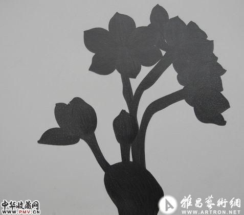 在铅笔画过的纸面留下这朵枝干花瓣脉络分明的“花”  摄影：裴刚