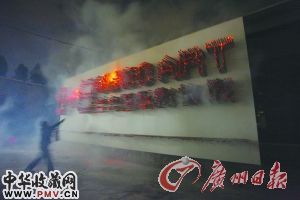 实验艺术系的同学为展览开幕做的创意行为。