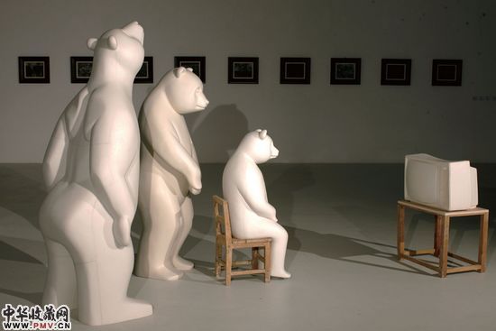 袁侃获第六届全国中青年艺术家推荐展一等奖雕塑作品《熊猫一家》。