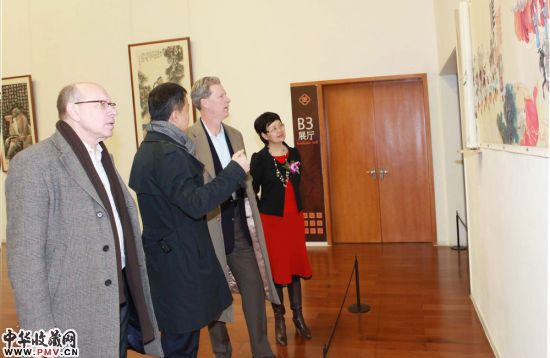 北京市文化局副局长张晓、炎黄艺术馆常务副馆长周旭君与小洛克菲勒先生观看画展览