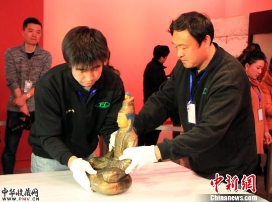 铸造于13-14世纪的松赞干布鎏金铜像在长沙开箱亮相。　邓霞　摄