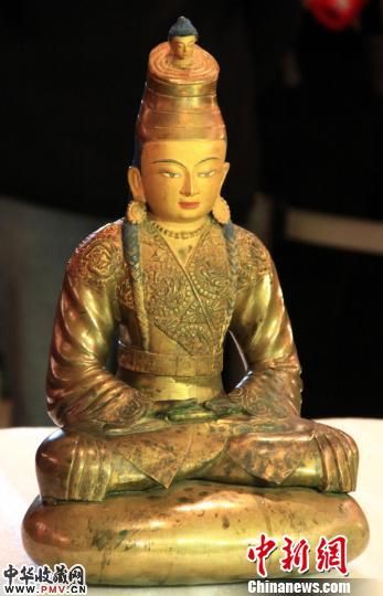 铸造于13-14世纪的松赞干布鎏金铜像在长沙开箱亮相。　邓霞　摄