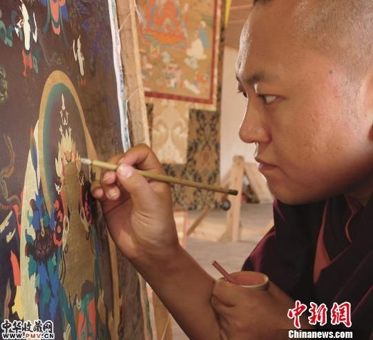 健阳乐住法主绘制唐卡