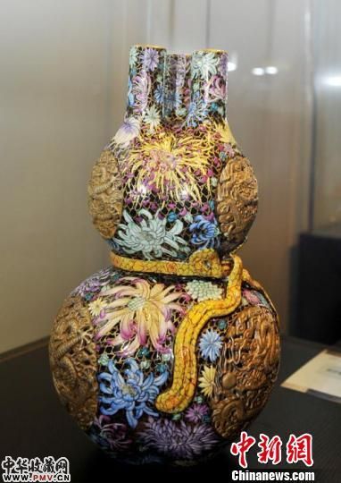 “爱心捐赠精品暨宫廷御用瓷器海外遗珍展”上的珍贵文物