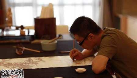 任重正在作画中