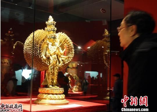 十一面千手千眼观音菩萨鎏金铜像是此次展览的“镇馆之宝”。
