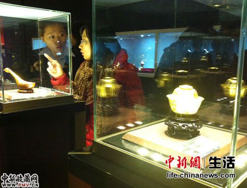 “百馆百宝”展览上，工作人员正在为观众讲解展品。李砚 摄