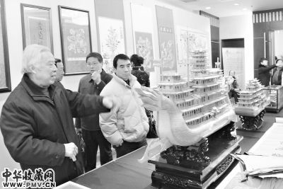 龙从发大师（左一）和他的《中华巨龙》。 王建中 摄