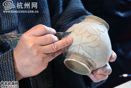赵敏豪现场展示陶瓷的制作
