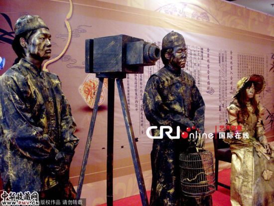 真人活体造型雕塑 吓坏观众